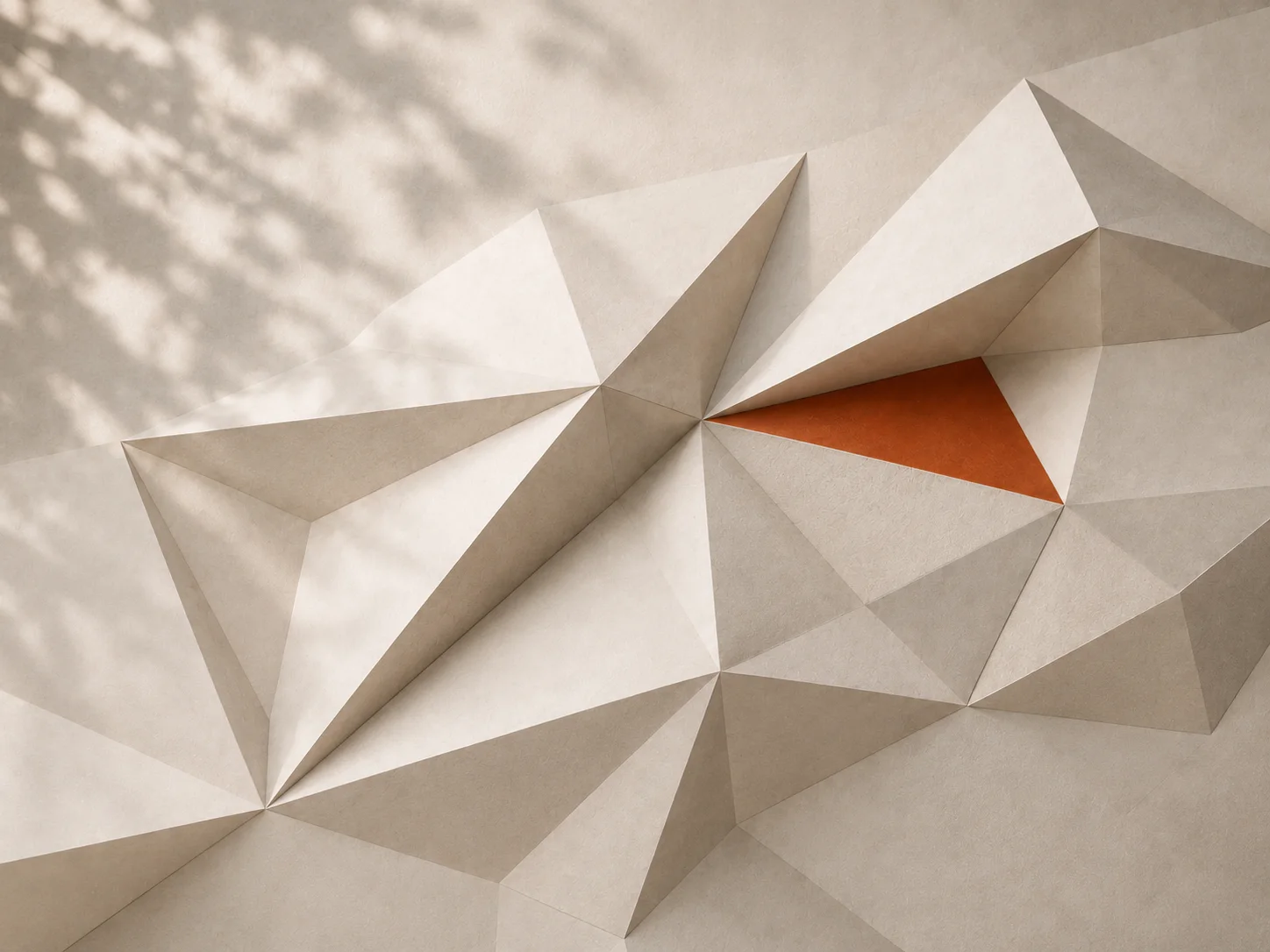 Un relief de papier plié, une arête orange